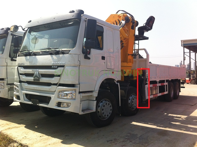 Camion-grue SINOTRUK HOWO 8x4 avec grue XCMG