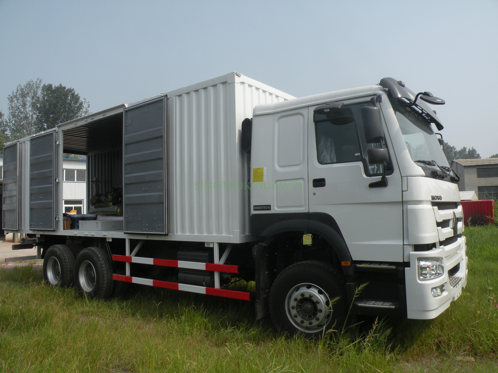 Camion atelier SINOTRUK HOWO 6×4