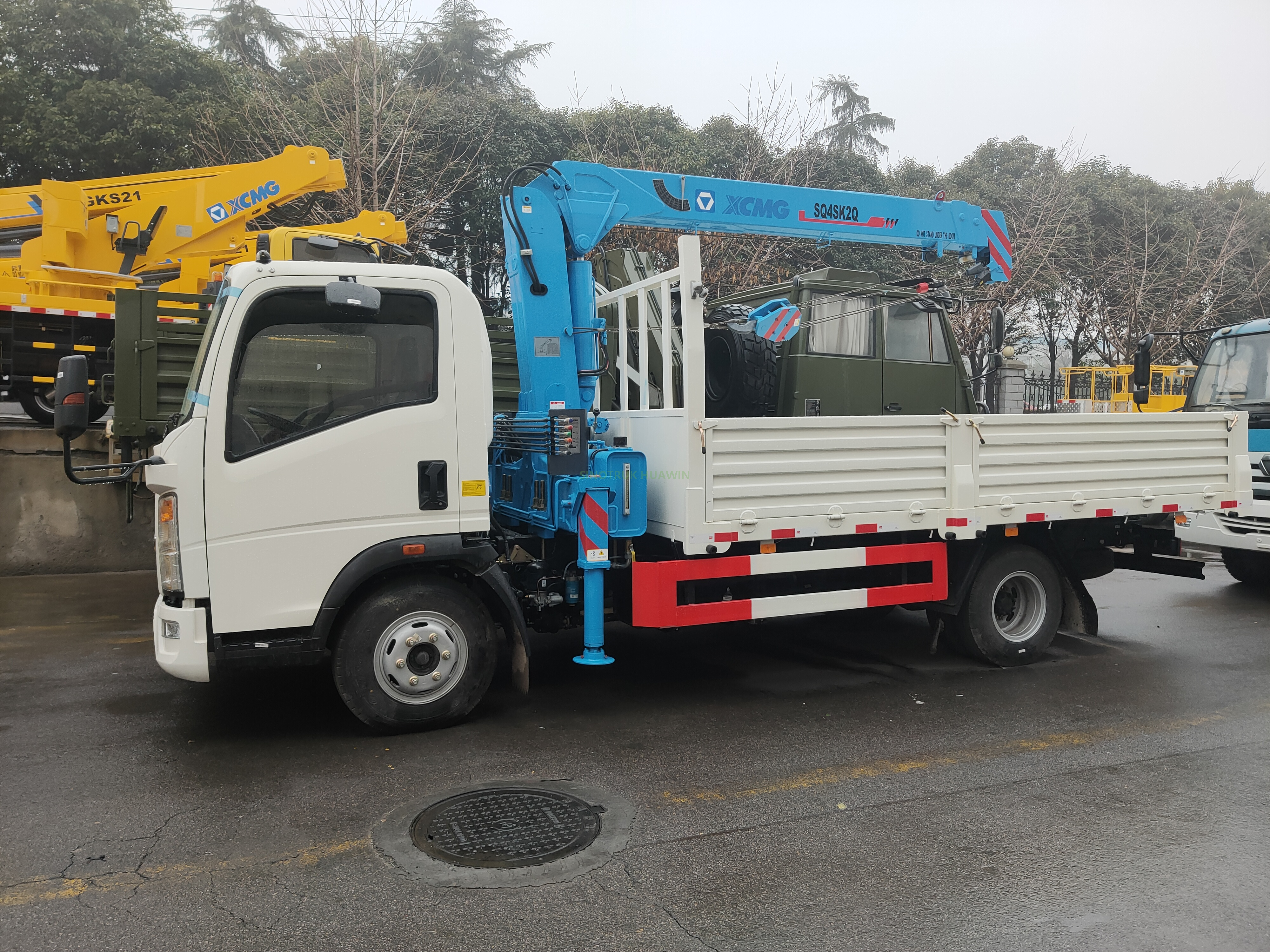 Camion HOWO 4X2 avec grue XCMG 3.2T