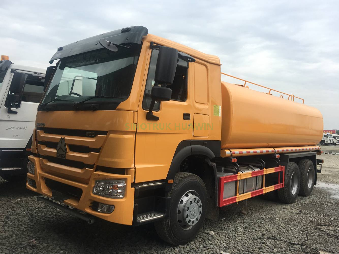 Camion d'arrosage HOWO 6x4 2000 litres