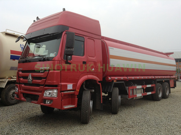 Camion de réservoir de carburant d'huile SINOTRUK HOWO 8X4 à vendre