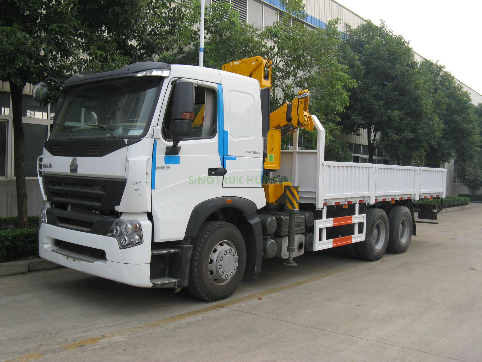 Camion SINOTRUK HOWO A7 6x4 avec grue XCMG 14T
