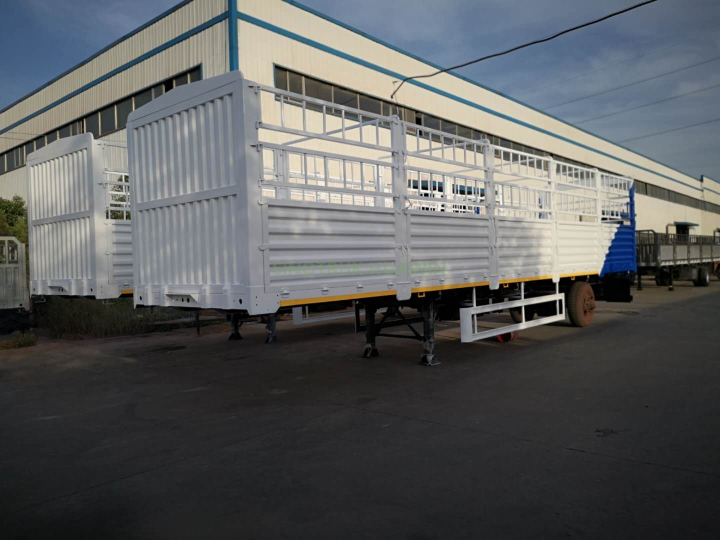 SINOTRUK Semi-remorque d'entrepôt à 3 essieux de haute qualité pour l'Afrique