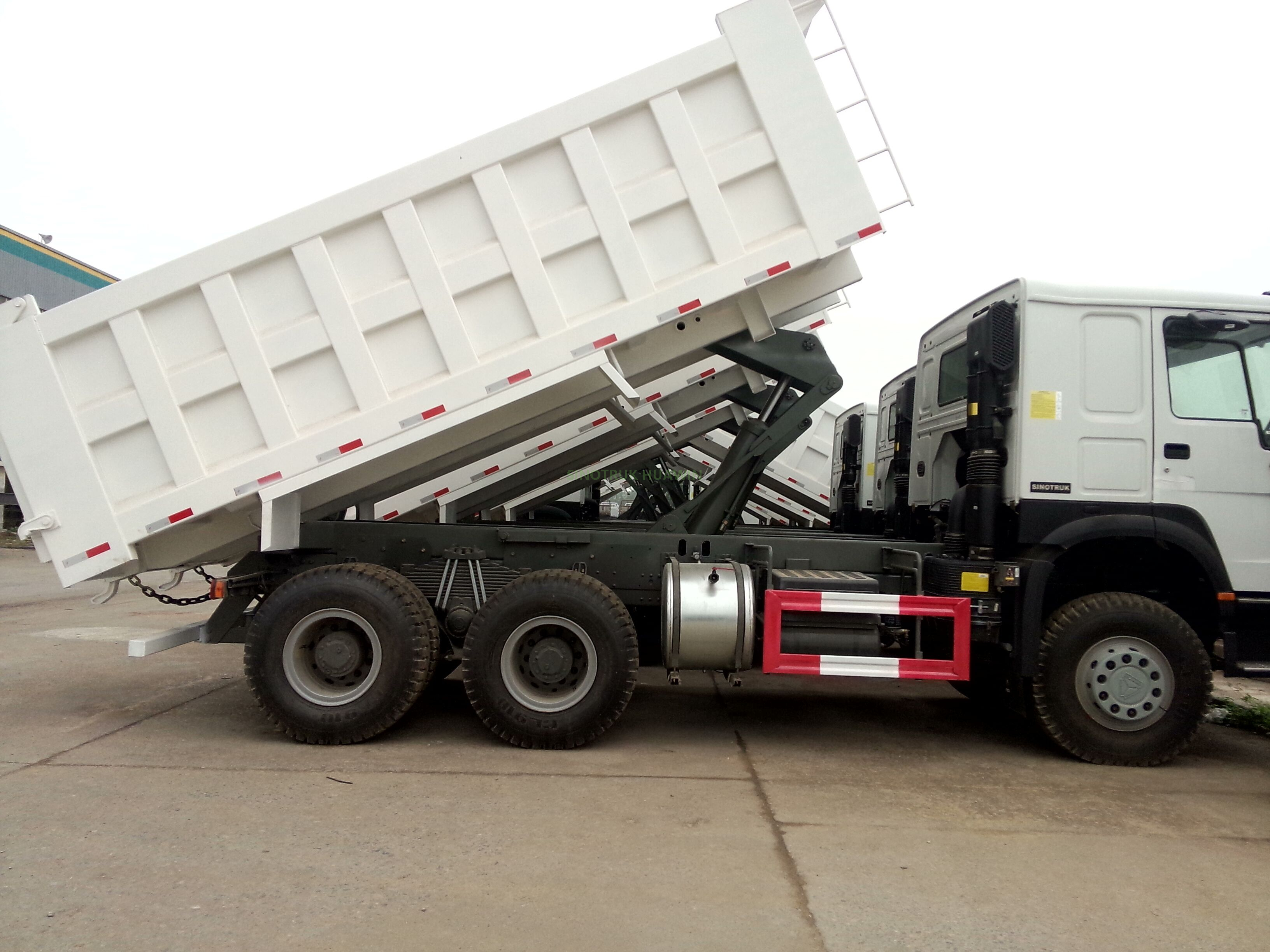 Camion à benne basculante SINOTRUK HOWO 6X4